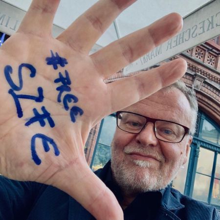 Stefan Ruzowitzky is showing his hand note.